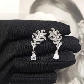 Brincos em forma de lágrima com filigrana de folhas e pavé de cristal