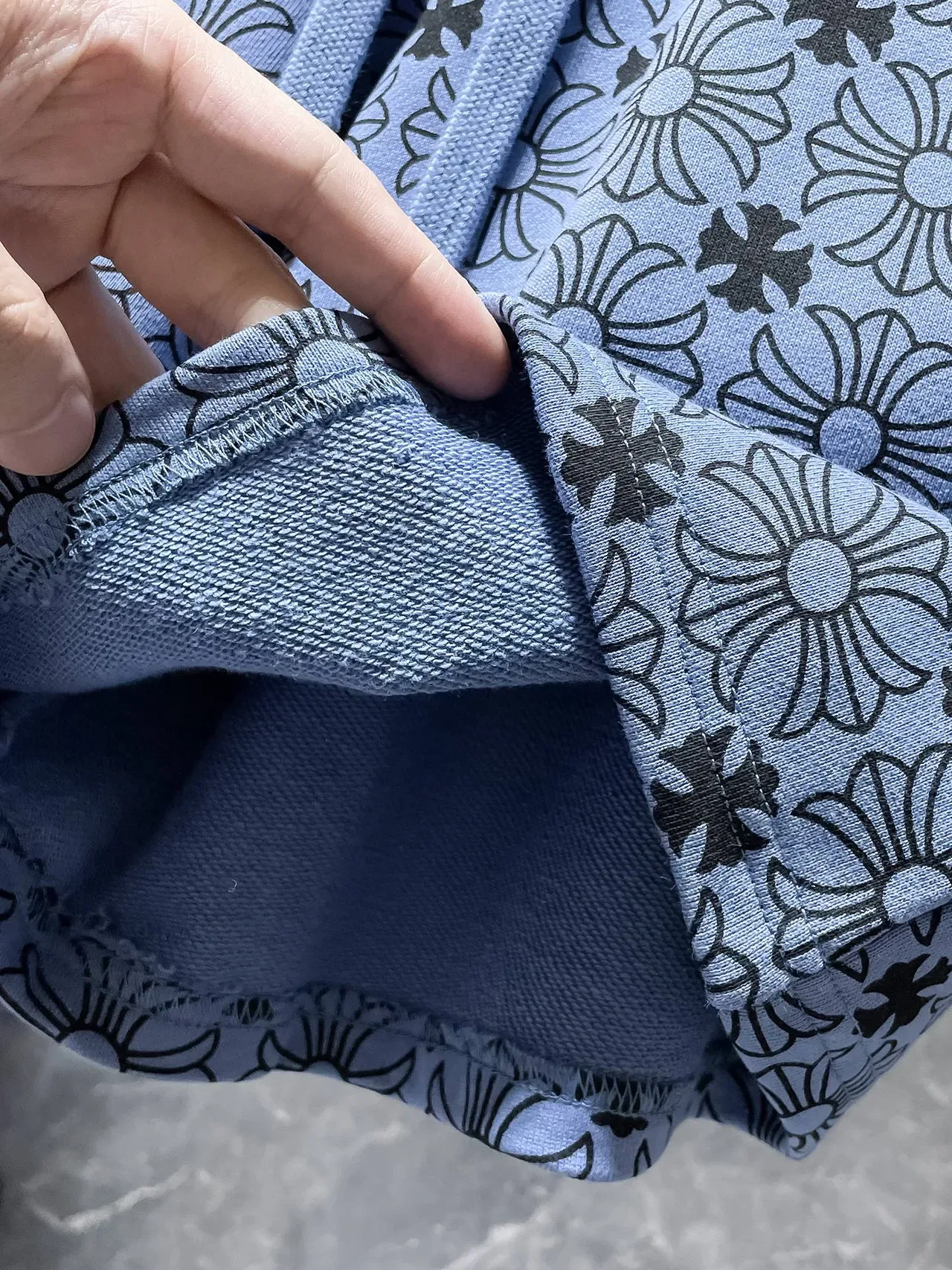 Shorts azul claro estampa floral cintura elástica corte relax 4