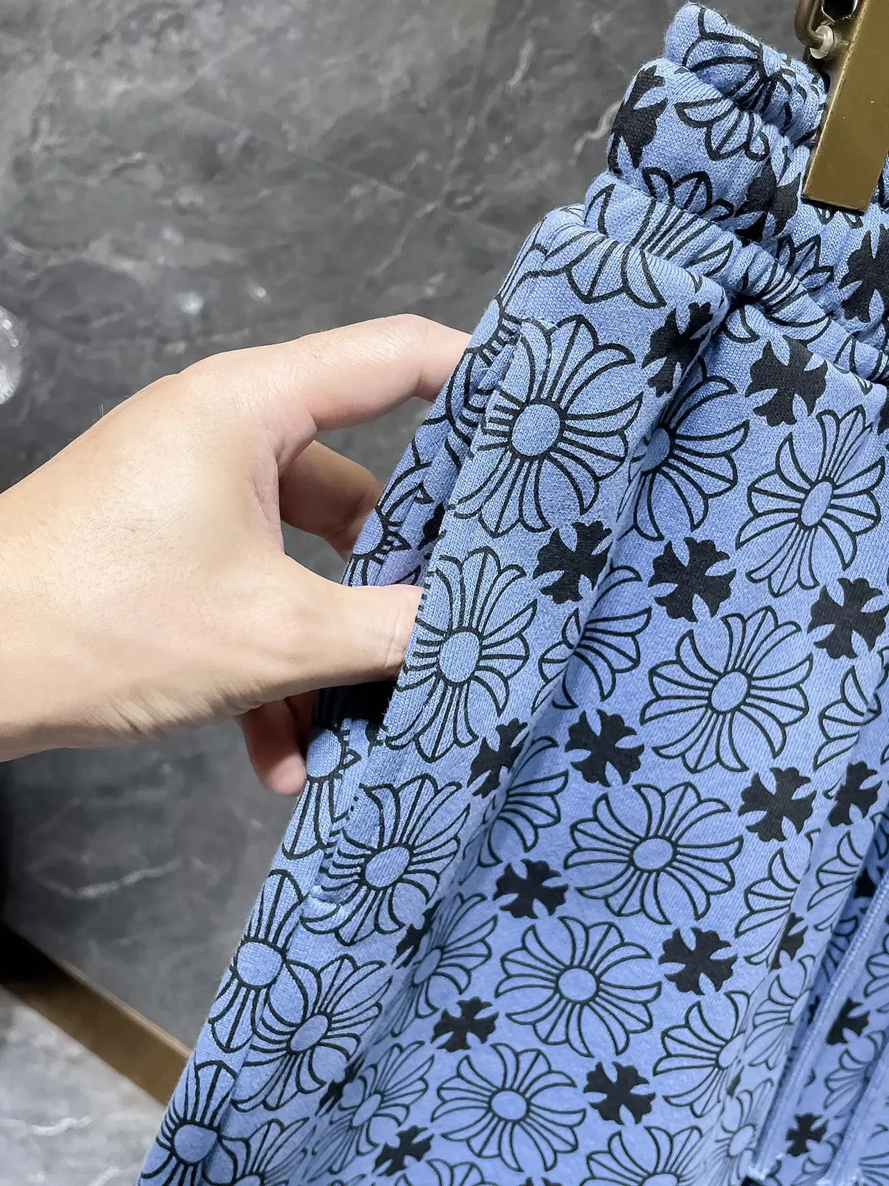 Shorts azul claro estampa floral cintura elástica corte relax 5