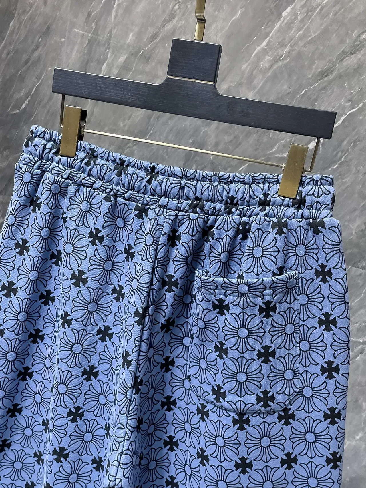 Shorts azul claro estampa floral cintura elástica corte relax 6