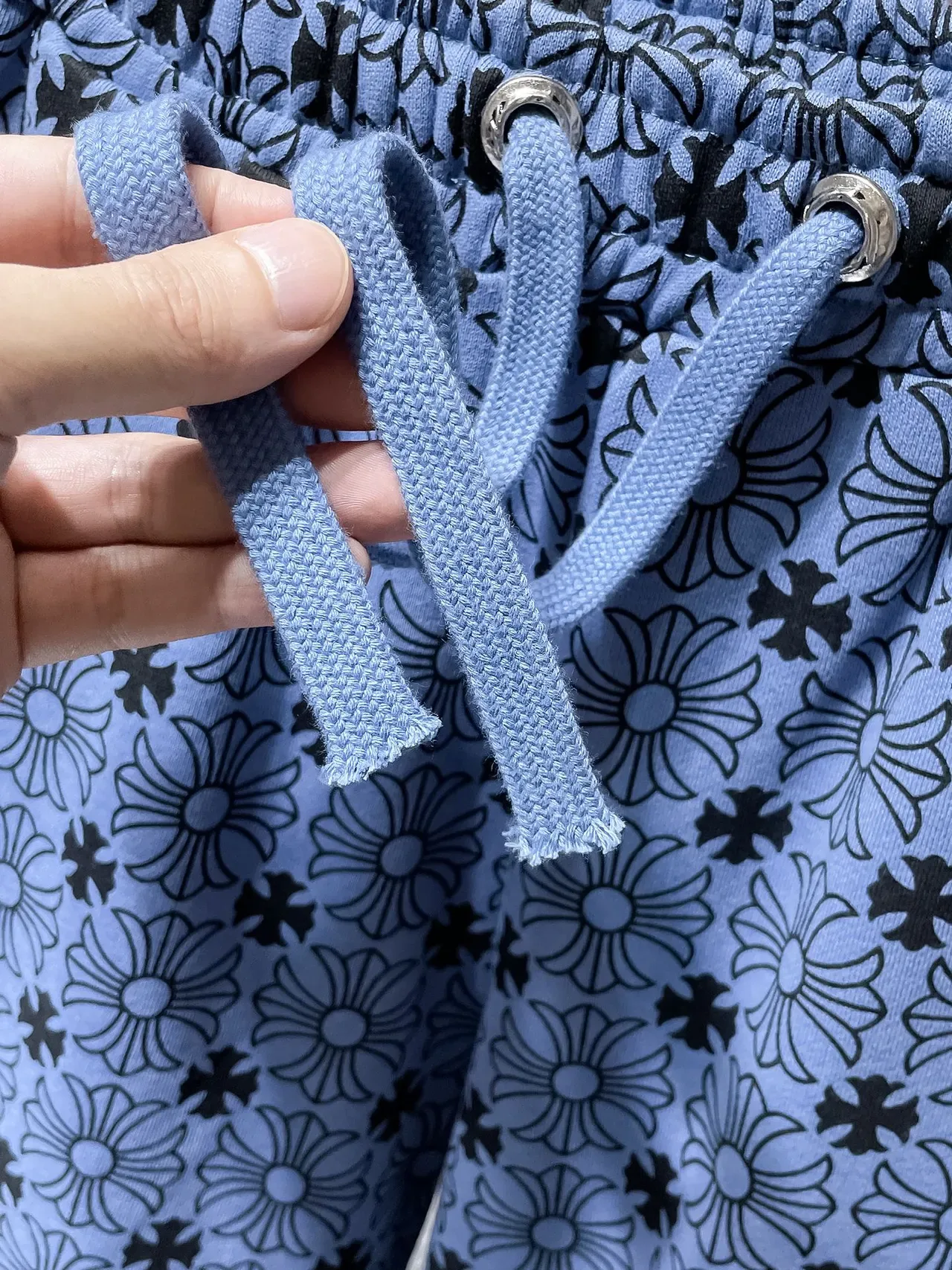 Shorts azul claro estampa floral cintura elástica corte relax 7