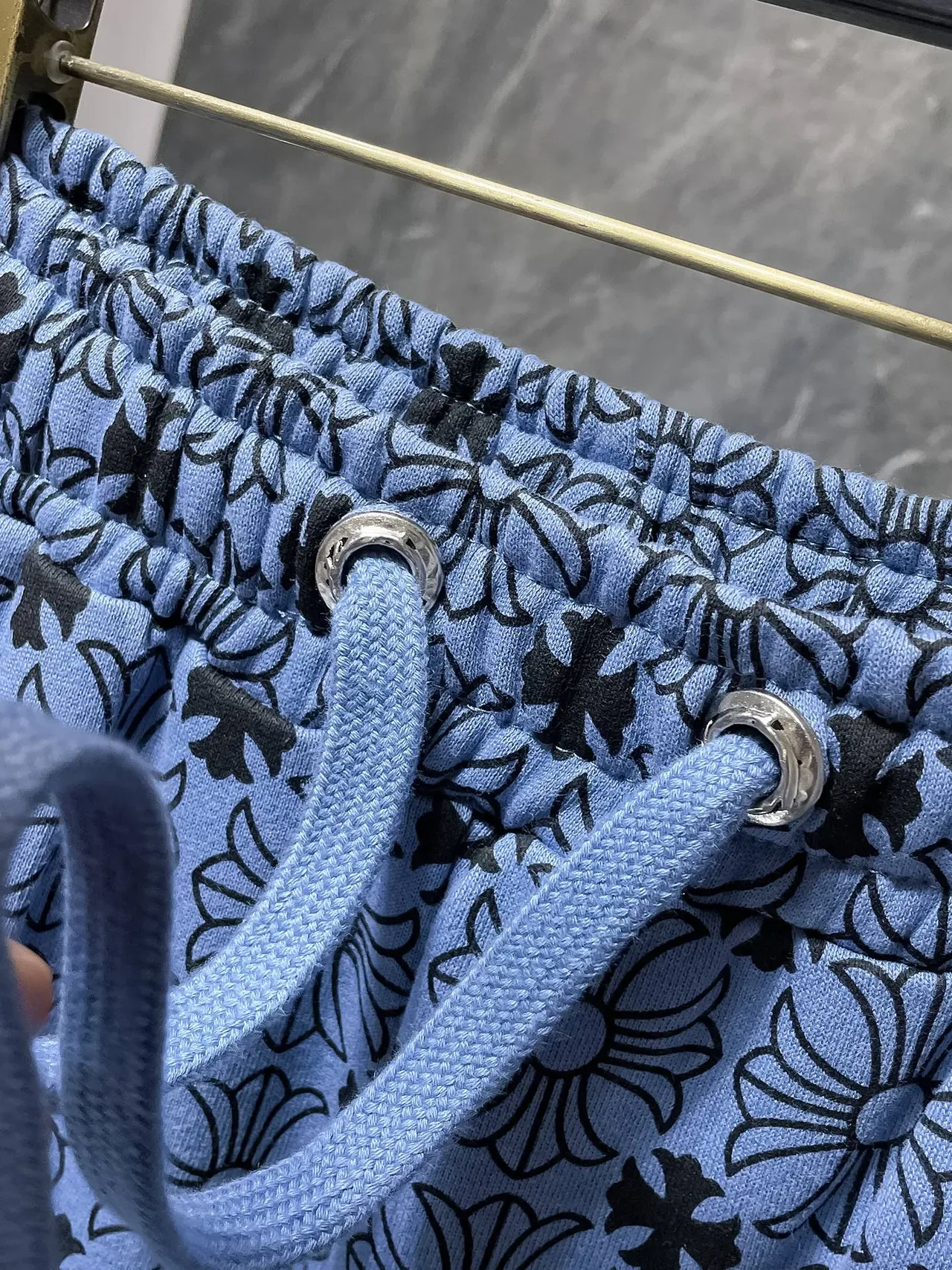Shorts azul claro estampa floral cintura elástica corte relax 8