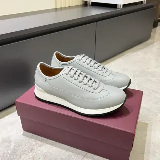 浅灰色皮革生活休闲鞋