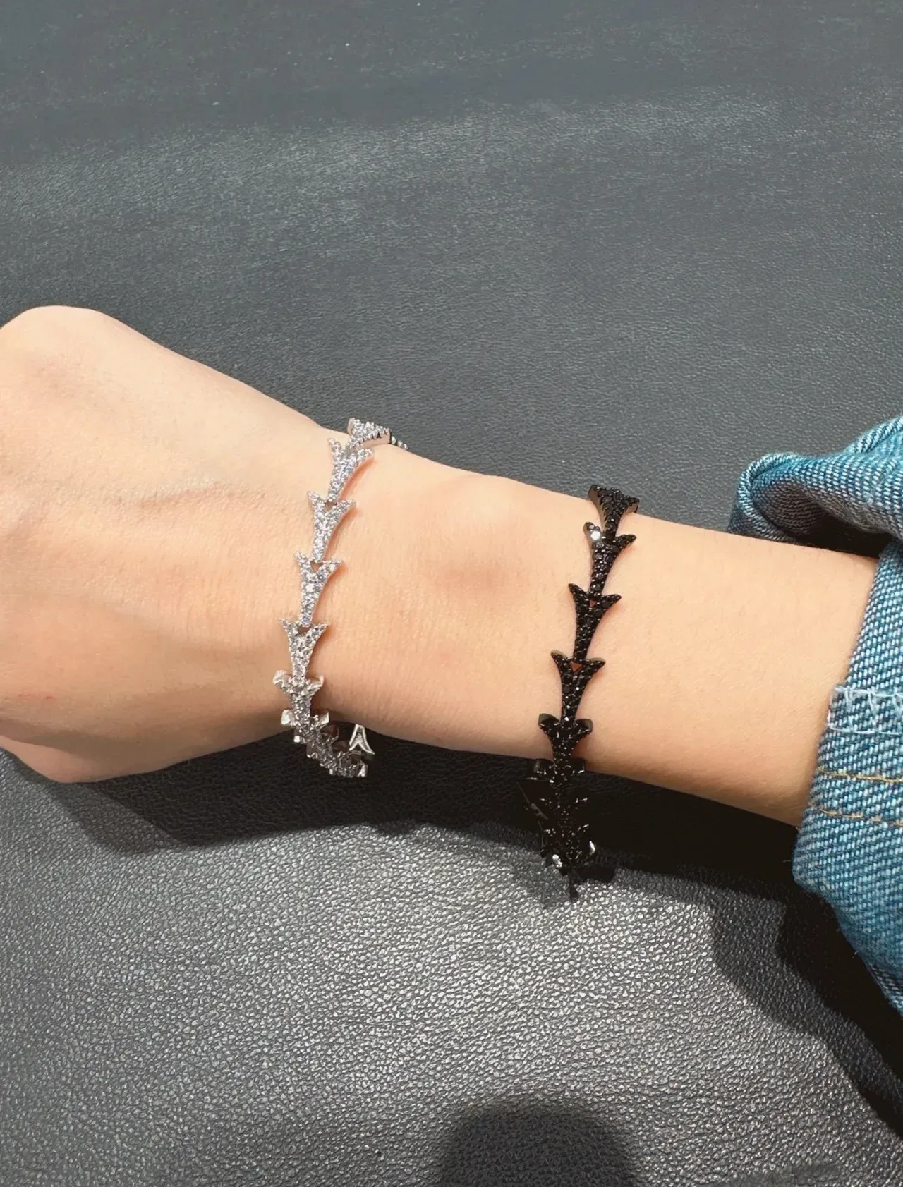 Pulsera con Motivo de Flecha Pavé Navy en Plata 3