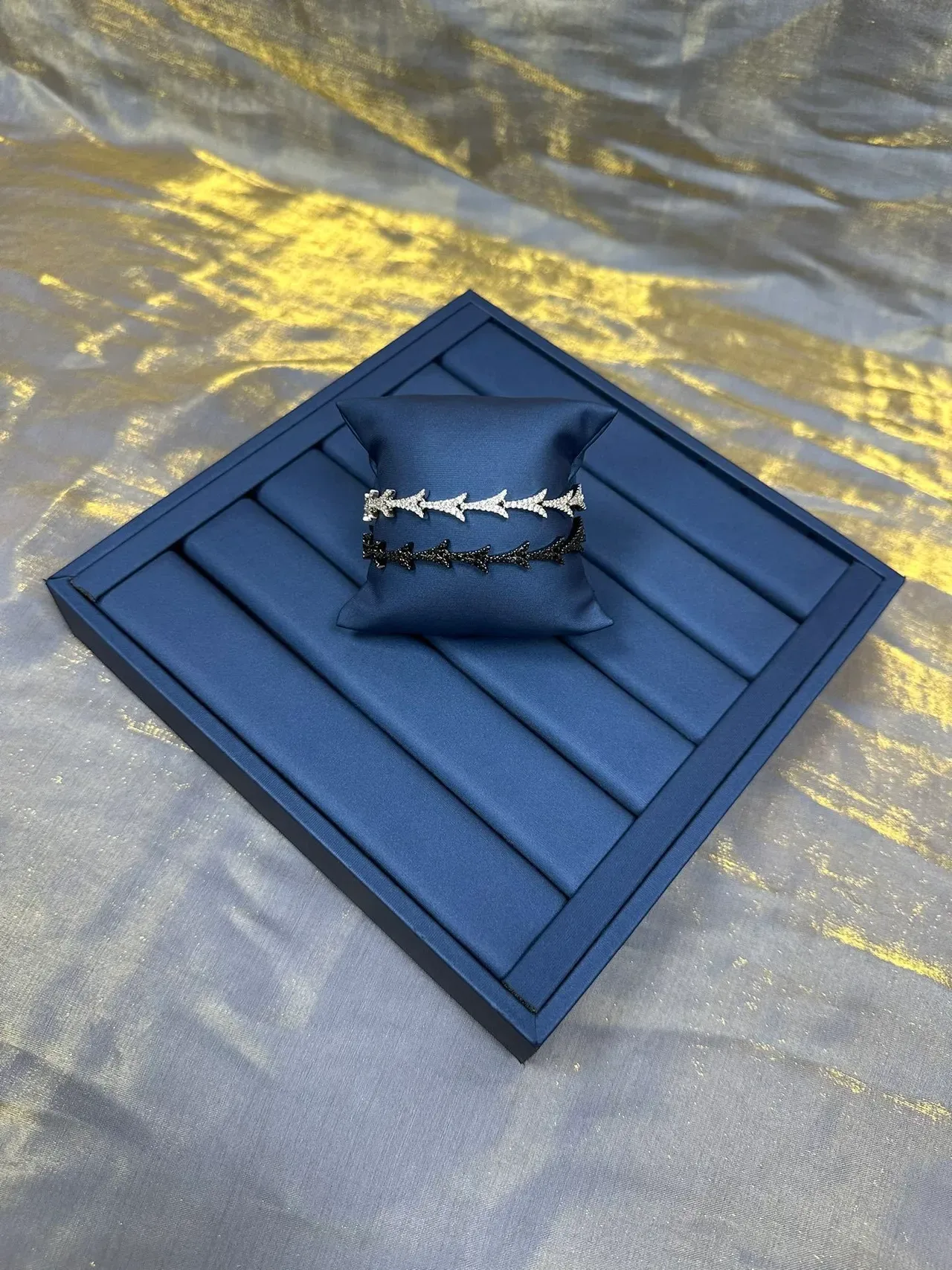 Pulsera con Motivo de Flecha Pavé Navy en Plata 9