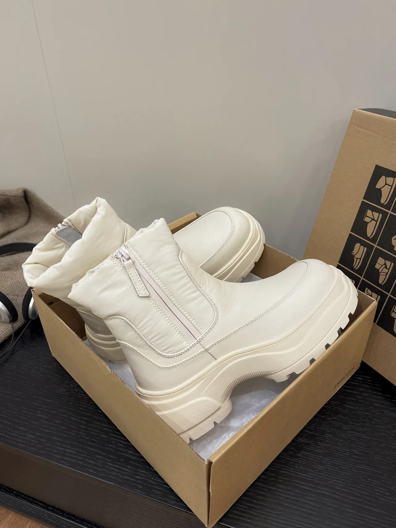 Off-White पफर-कॉलर वाला मोटा प्लेटफॉर्म एंकल बूट 4