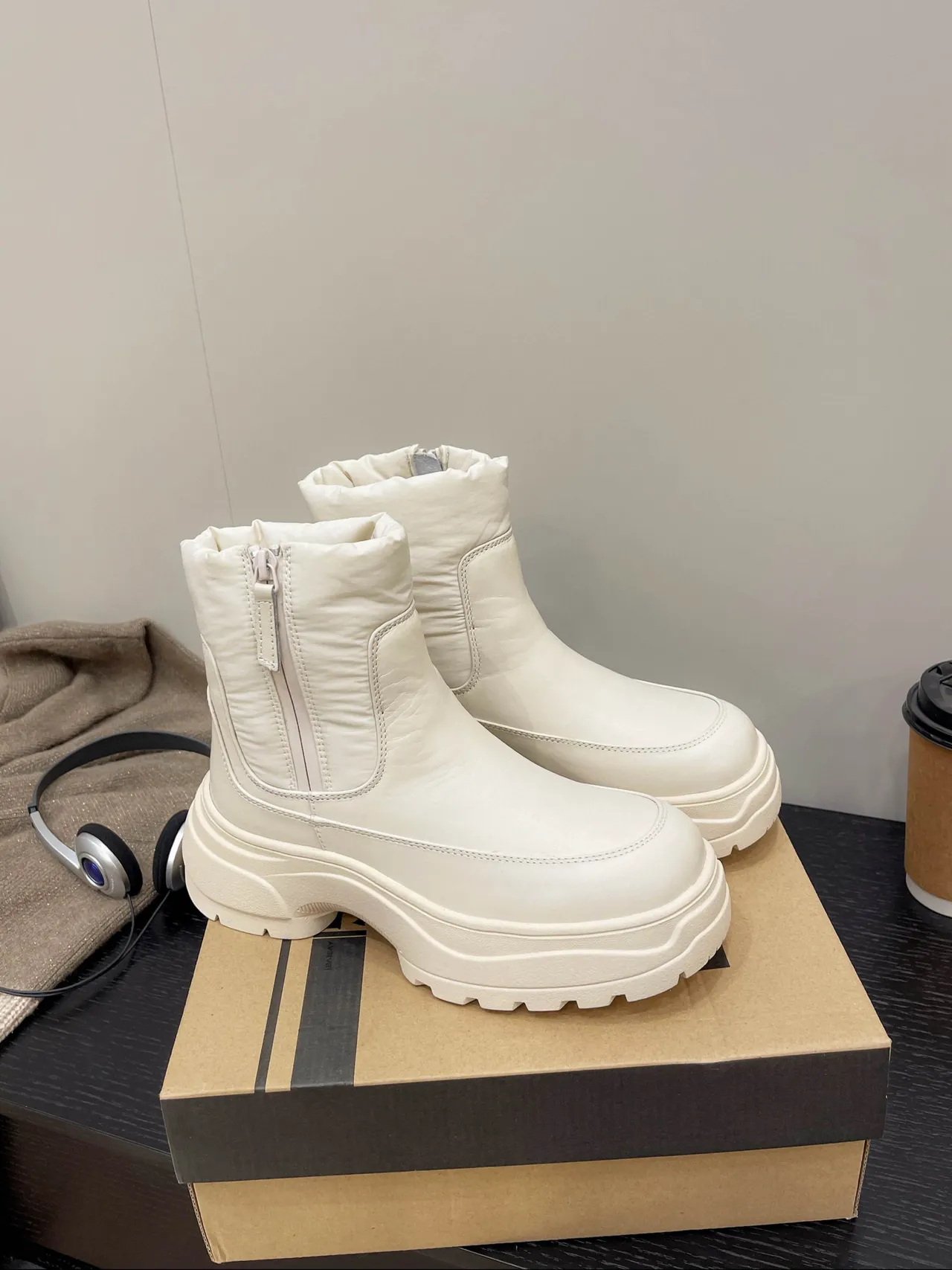 Off-White पफर-कॉलर वाला मोटा प्लेटफॉर्म एंकल बूट 5