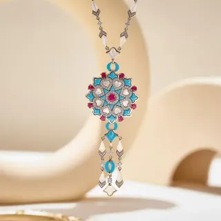 Collier pendentif médaille florale en émail turquoise et rubis orné