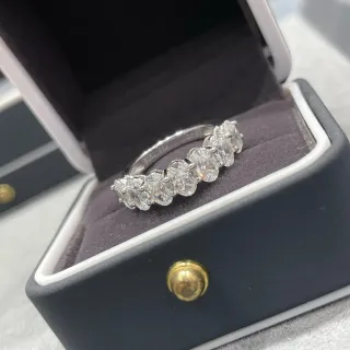 ओवल-कट स्टोन एटरनिटी बैंड रिंग