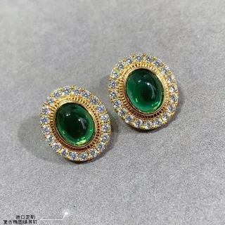 Brincos ovalados verdes cabochon halo stud