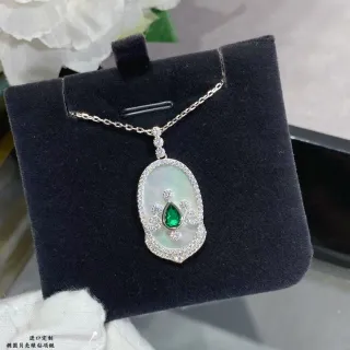 অ্যান্ডাকার মাদার অফ পার্ল এবং সবুজ জেমস্টোন পাভে হ্যালো পেন্ডেন্ট নেকলেস