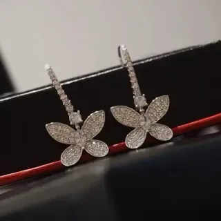 أقراط فراشة معلقة مع Pavé-Set