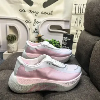 Zapatillas rosa y blanca sin cordones slip-on