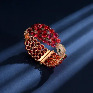 Pulsera articulada con cabeza de serpiente de gemas en rojo y verde