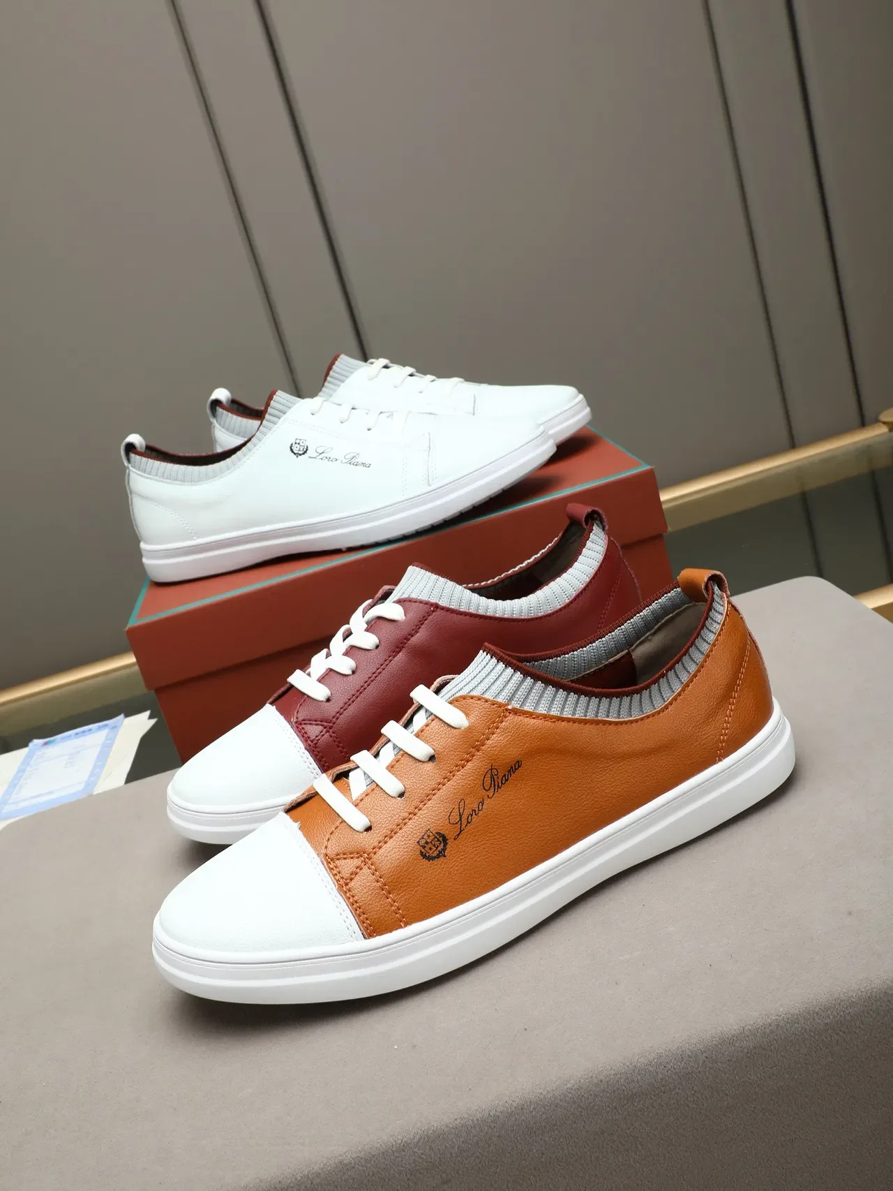 Sneakers vermelho e branco de couro de dois tons com cadarços 2