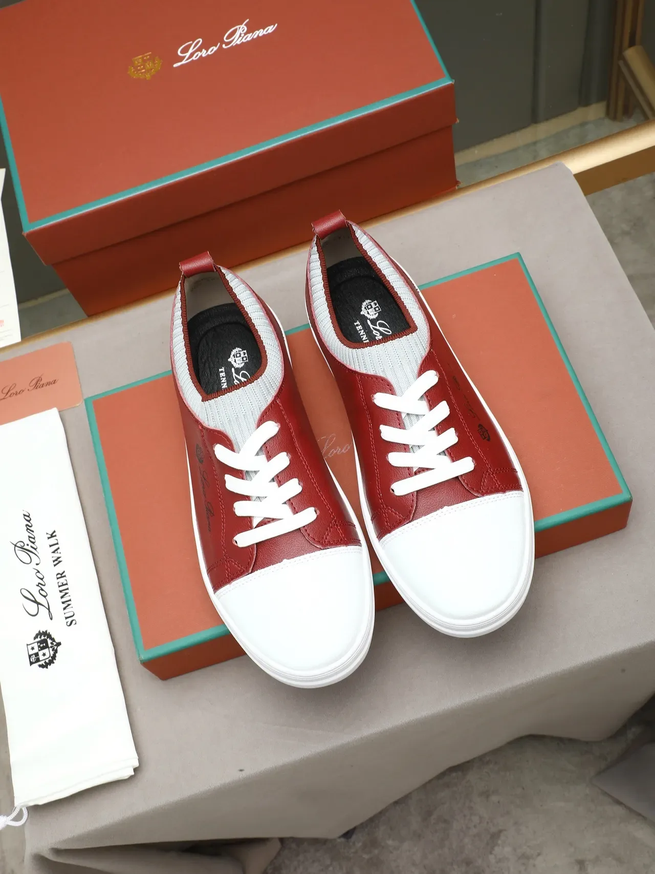 Sneakers vermelho e branco de couro de dois tons com cadarços 3
