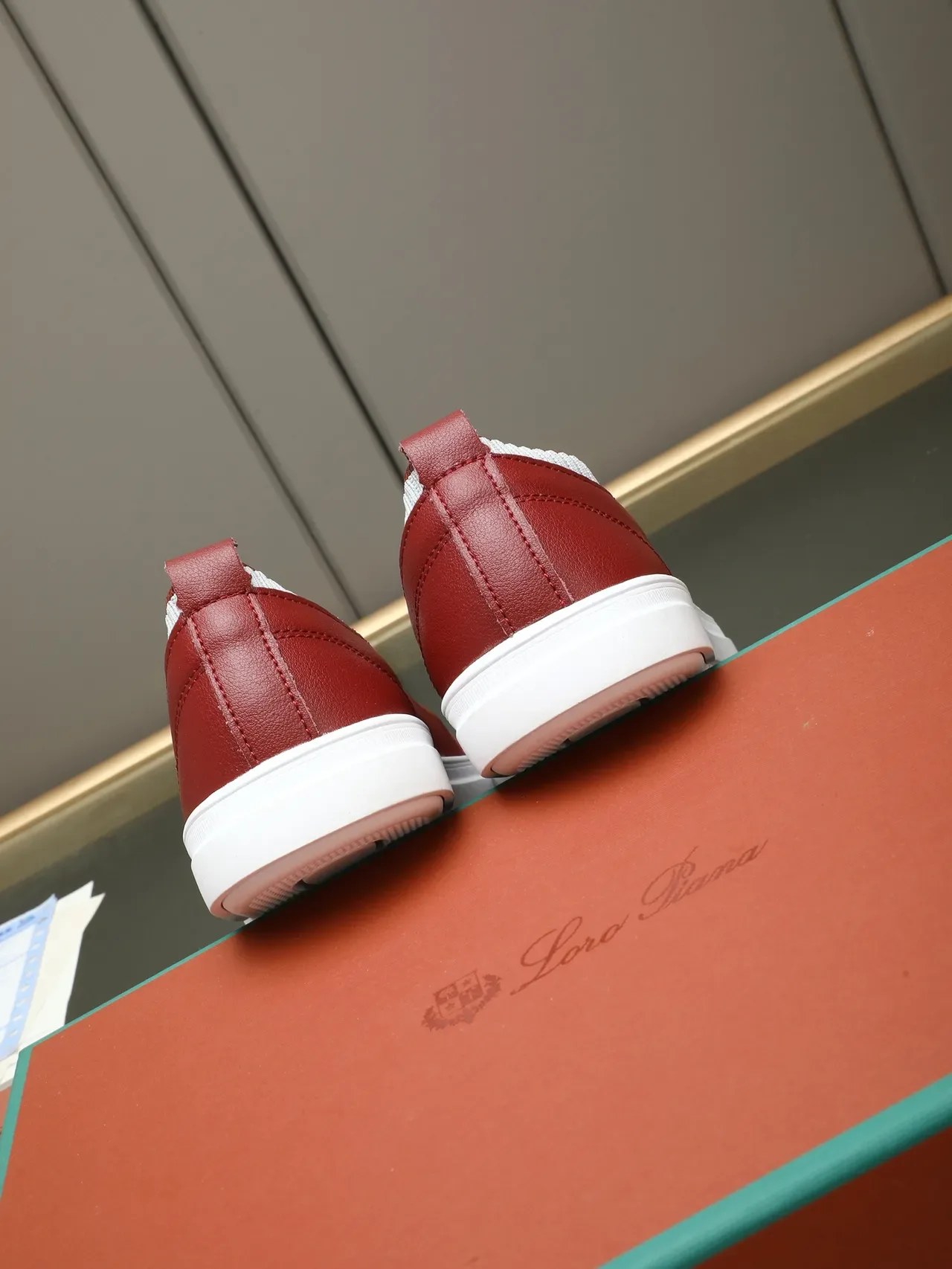 Sneakers vermelho e branco de couro de dois tons com cadarços 4