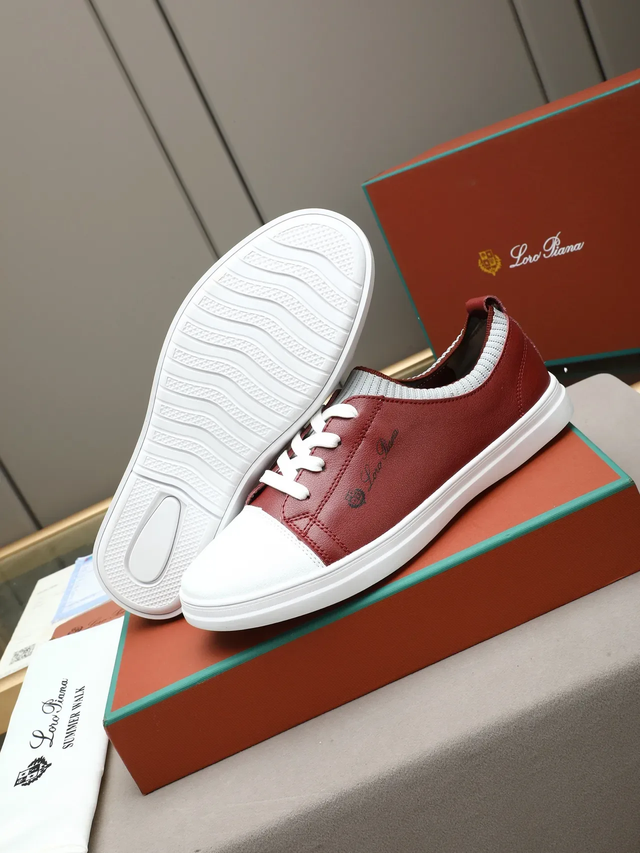 Sneakers vermelho e branco de couro de dois tons com cadarços 5
