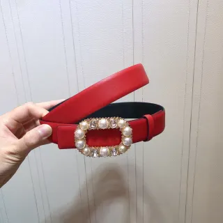Cinturón de cuero con hebilla adornado con perlas rojas y negras