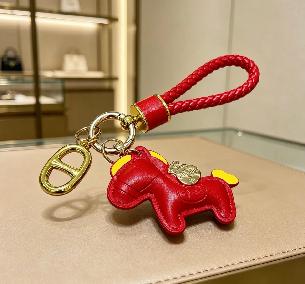 Accesorio de hardware para teléfono con bucle de cuero trenzado rojo y dorado 5
