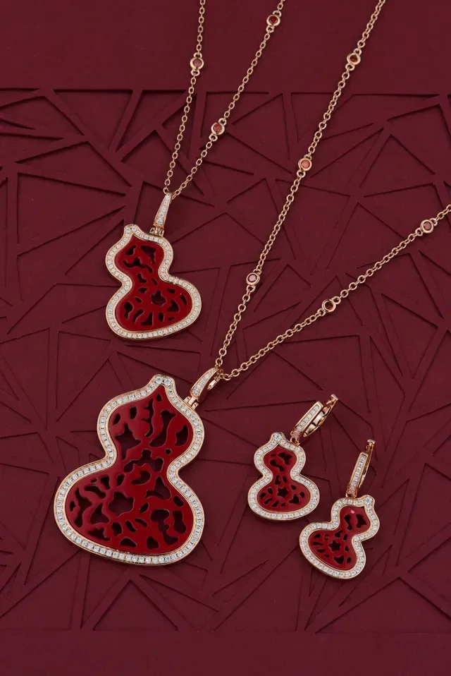 Red Gold Gourd-Shaped Pendant Filigree Cutout Design Necklace 2