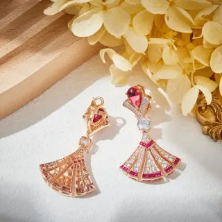 Brincos de ouro rosa em forma de leque com pavé de múltiplas gemas pendentes