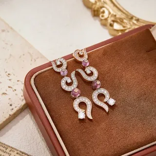 أقراط قطرة Scroll Motif بماسات باڤيه وأحجار وردية