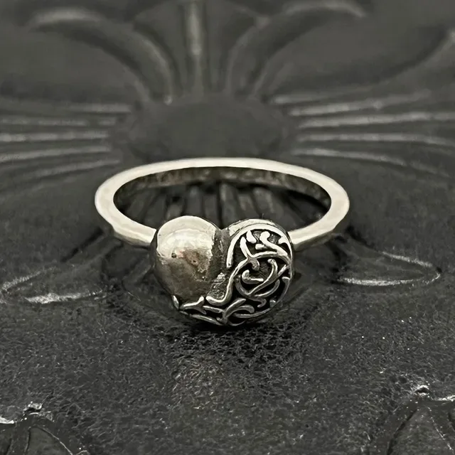 Silver Black Heart-Shaped Ring 6