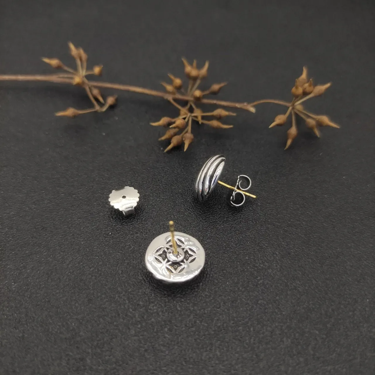 Bijoux argentés noirs ribbelés sphériques métalliques 2