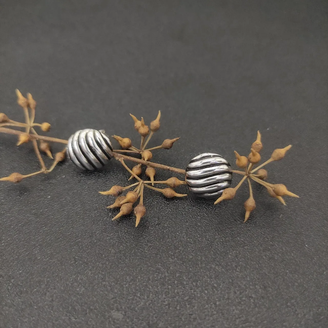 Bijoux argentés noirs ribbelés sphériques métalliques 3