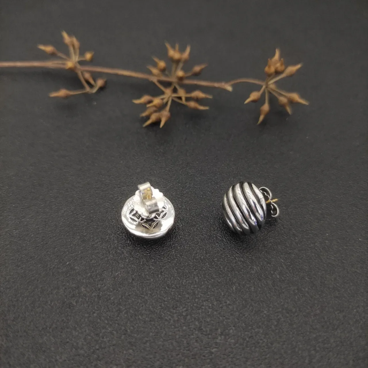 Bijoux argentés noirs ribbelés sphériques métalliques 4