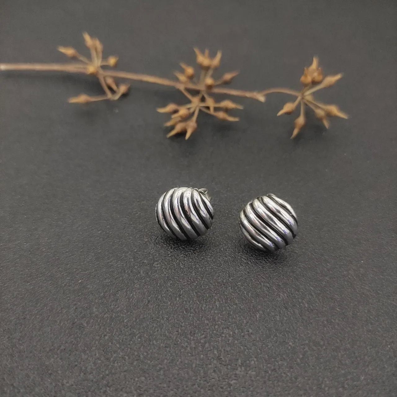 Bijoux argentés noirs ribbelés sphériques métalliques 5