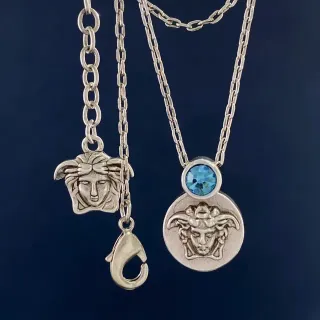 Collier motif tête de Méduse en métal argent bleu