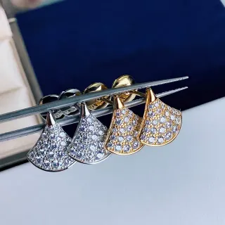 Brincos de prata e ouro em forma de leque com pavé