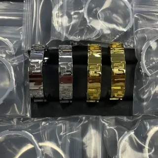 pulsera de plata y oro con patrón geométrico de relieve bangle bisagra