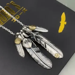 Collier de métal avec pendentif de multiples plumes en argent et or