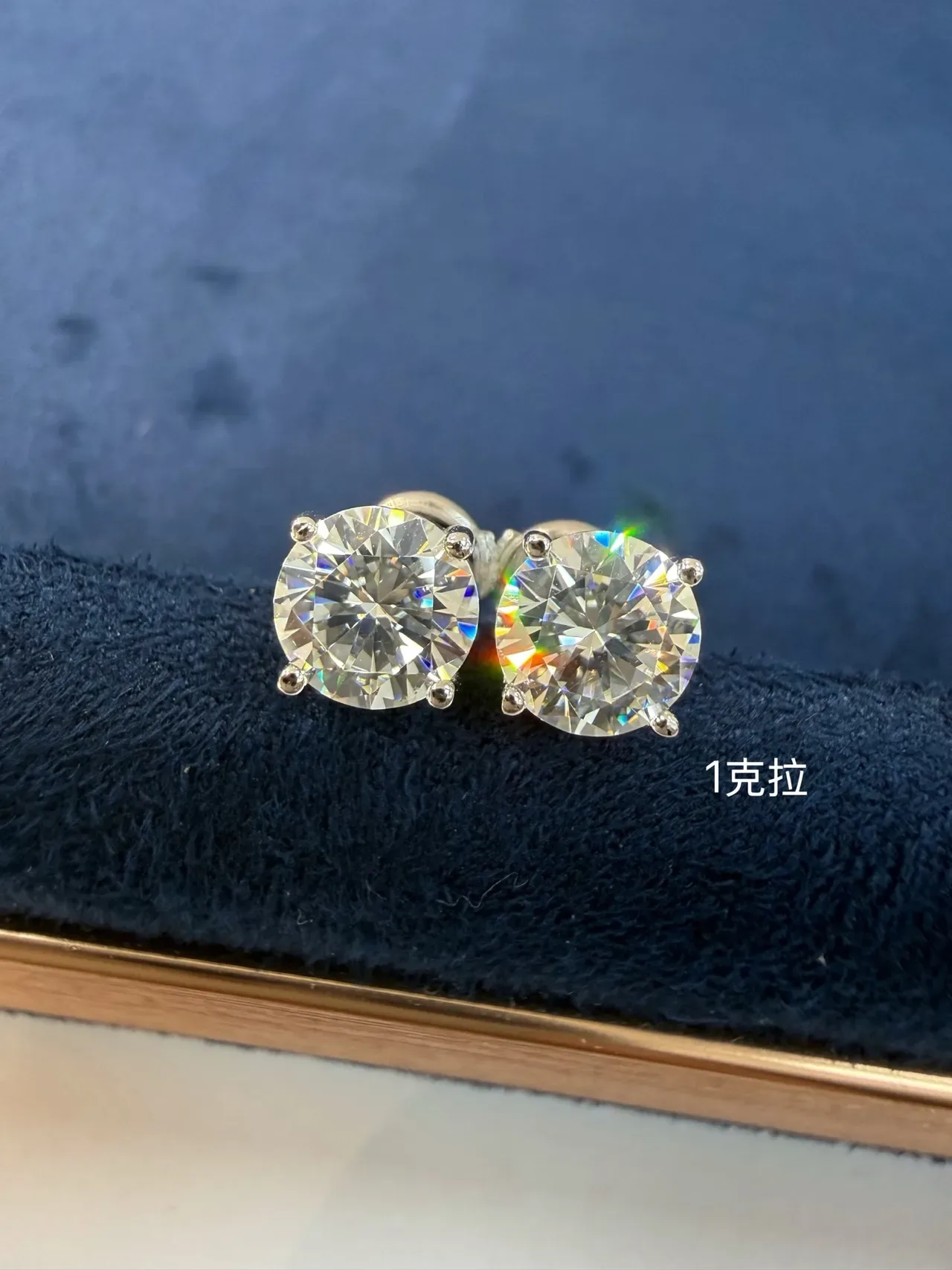 Boucles d'oreilles argent bleu marine taille ronde serties à griffes 2