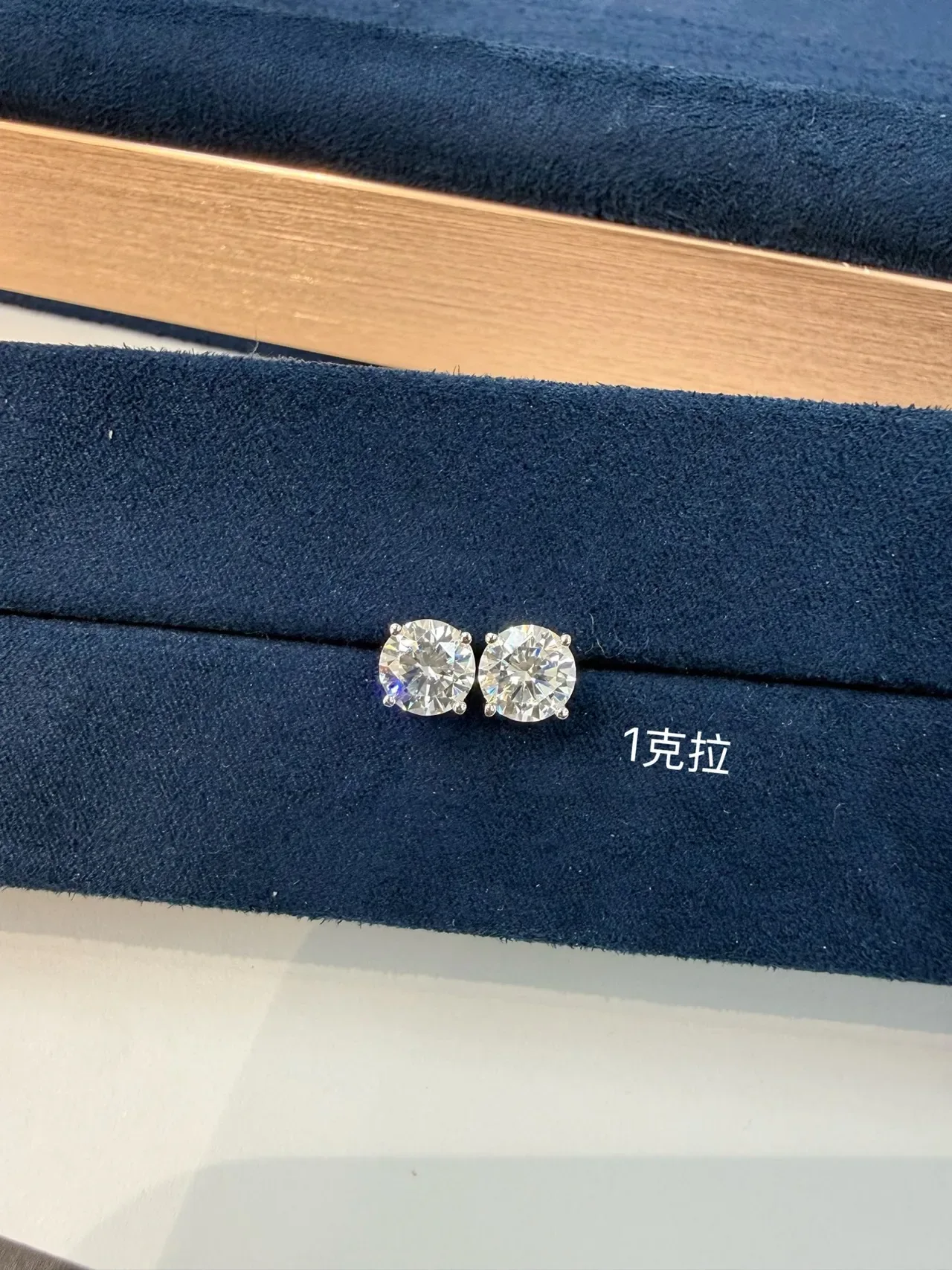 Boucles d'oreilles argent bleu marine taille ronde serties à griffes 3