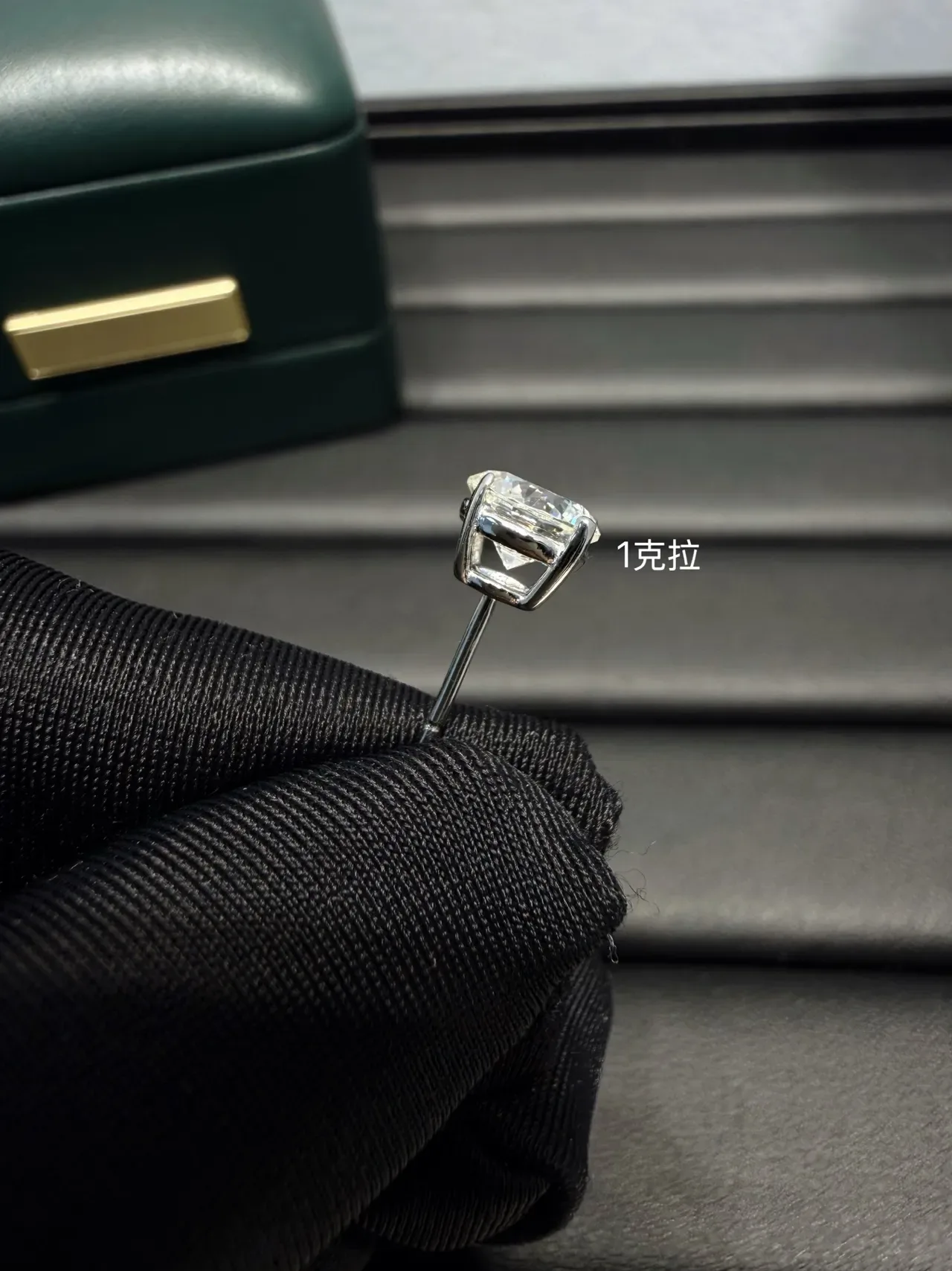Boucles d'oreilles argent bleu marine taille ronde serties à griffes 4