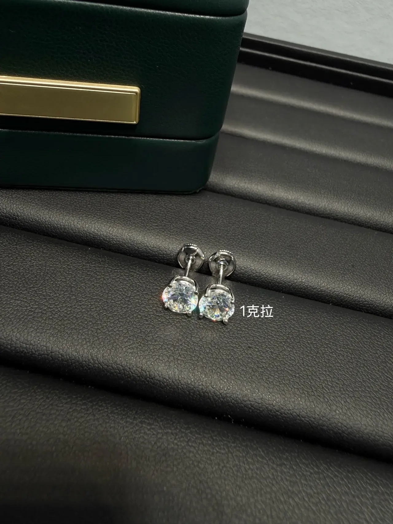 Boucles d'oreilles argent bleu marine taille ronde serties à griffes 5