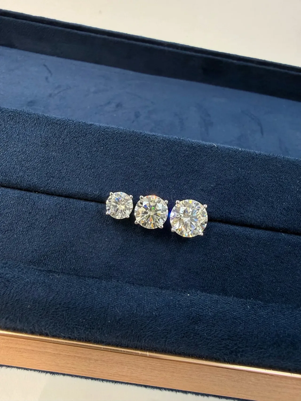 Boucles d'oreilles argent bleu marine taille ronde serties à griffes 6