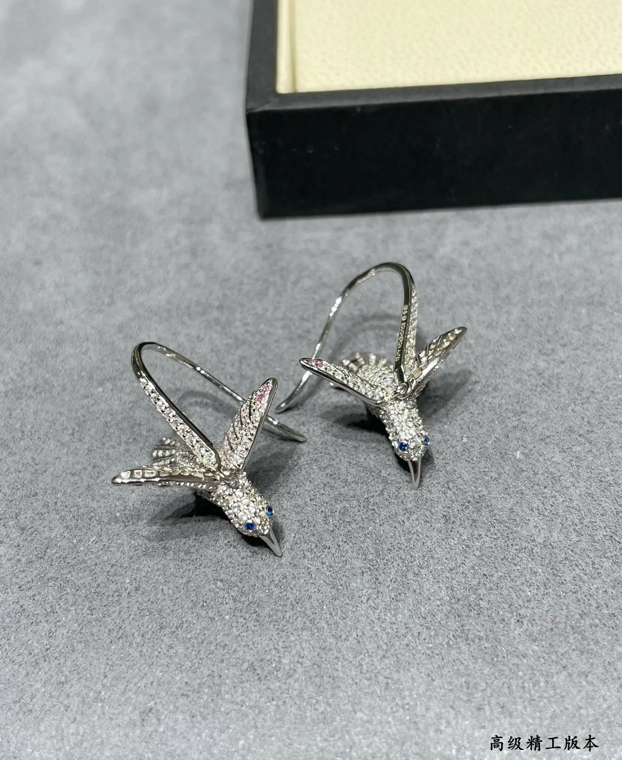 Brincos de prata com colibri rosa em silhueta pavé-set com pedras 2