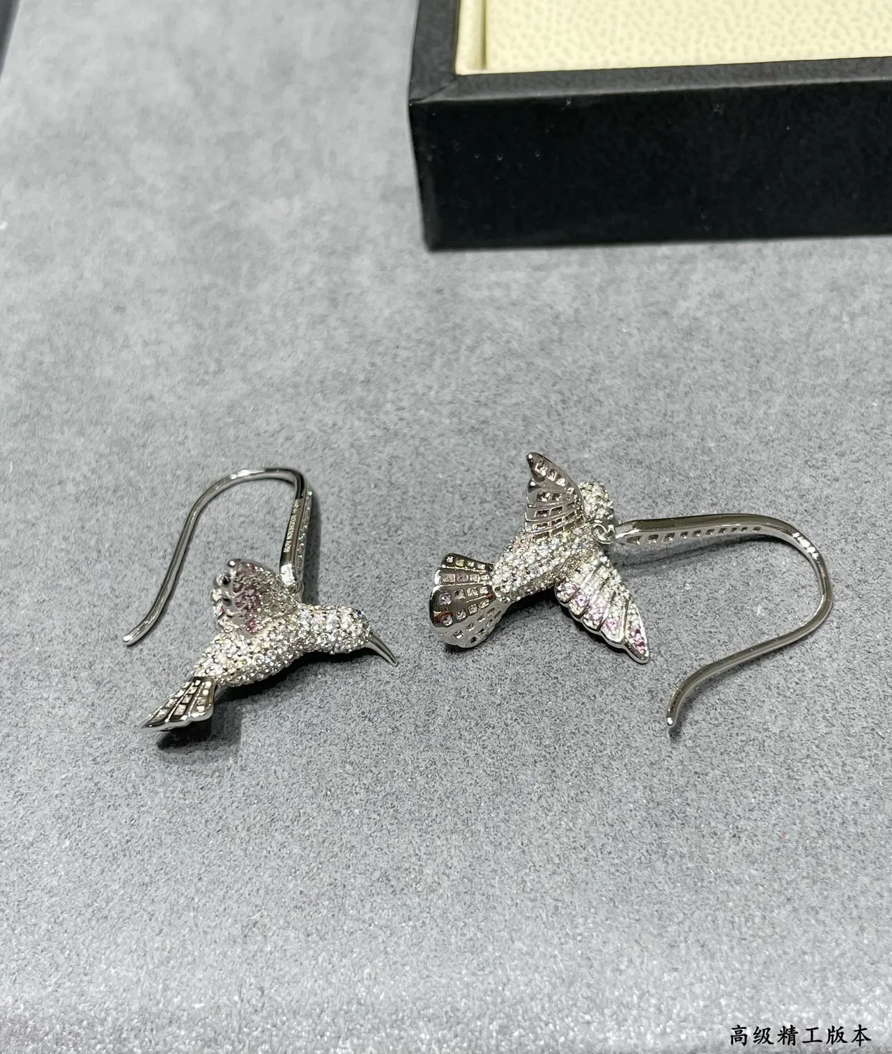 Brincos de prata com colibri rosa em silhueta pavé-set com pedras 3