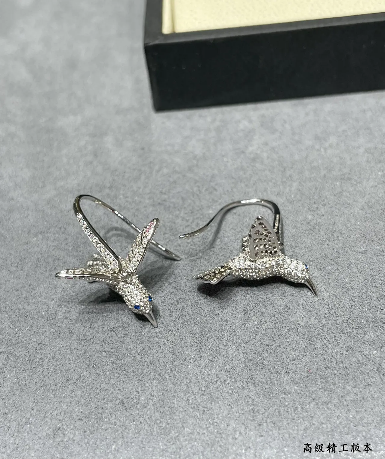 Brincos de prata com colibri rosa em silhueta pavé-set com pedras 5