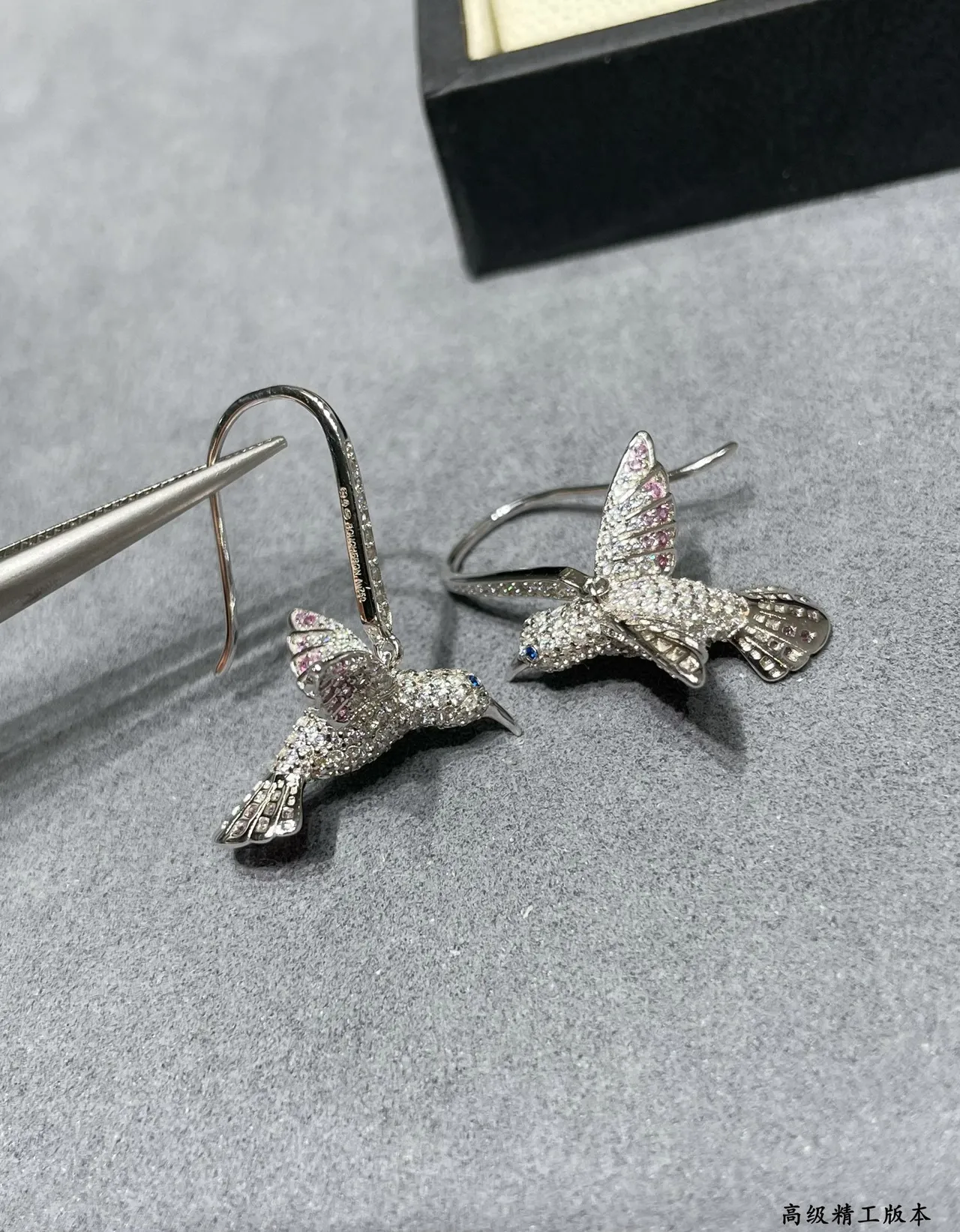 Brincos de prata com colibri rosa em silhueta pavé-set com pedras 6