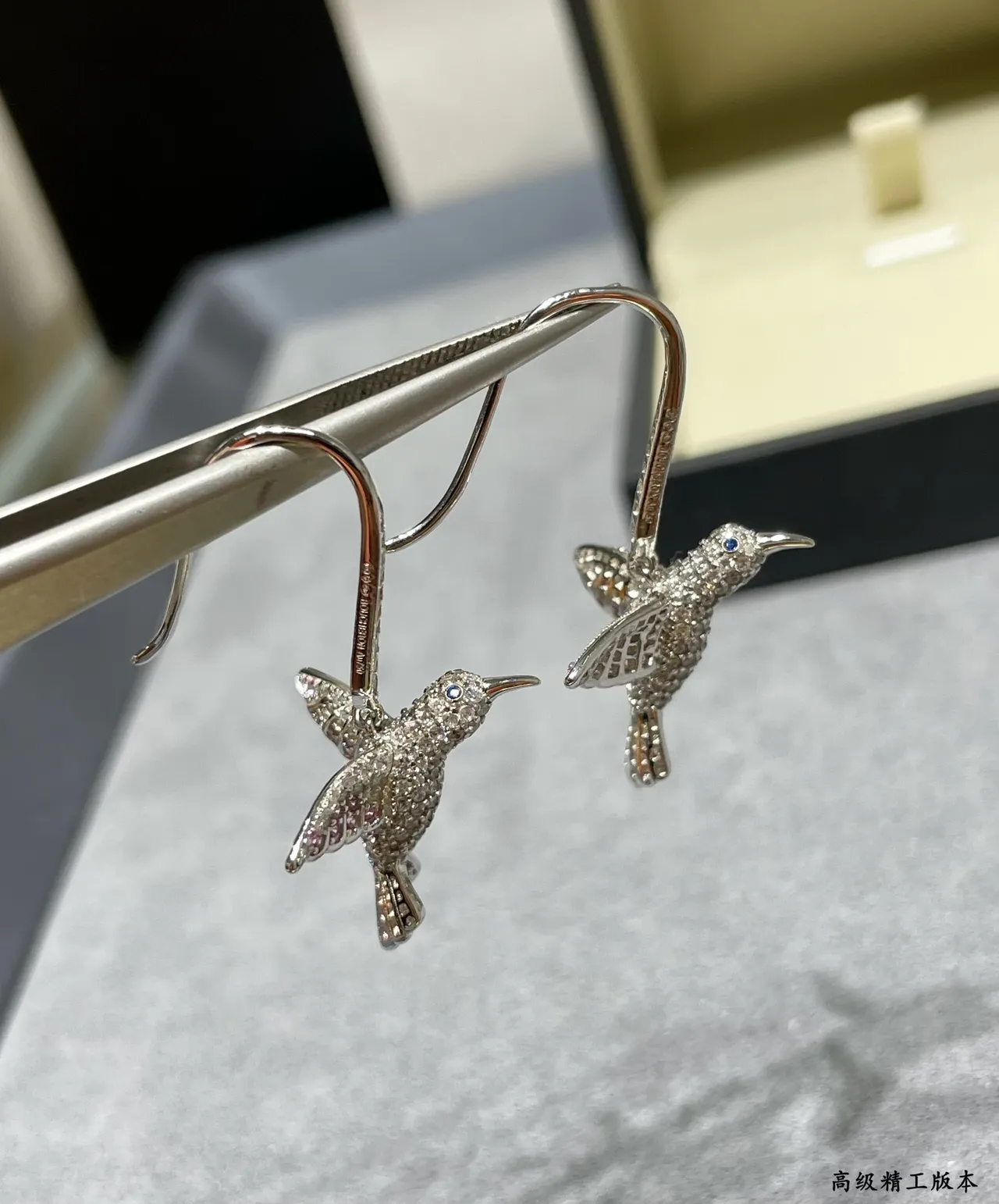 Brincos de prata com colibri rosa em silhueta pavé-set com pedras 7