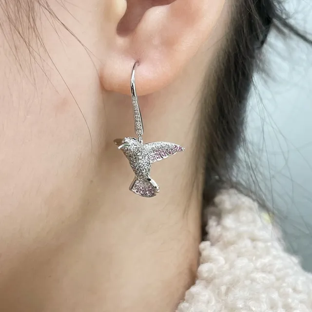 Brincos de prata com colibri rosa em silhueta pavé-set com pedras 8