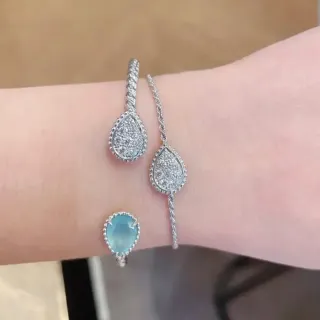 سوارات بلون فضي مع قطرة Pavé وكابوشون