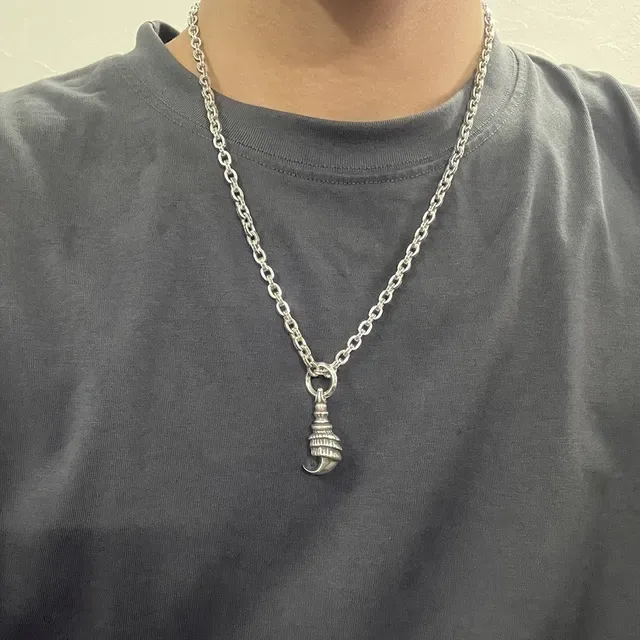 Silver-Toned Claw Pendant Necklace 2