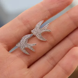 Brincos de tachuela em forma de andorinha com pavé de cristais
